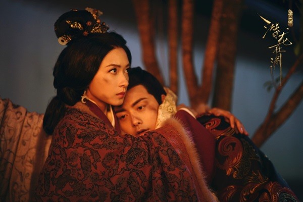 Vạn Thiến trong vai Hoàng hậu Phục Thọ và Mã Thiên Vũ trong vai Lưu Bình.