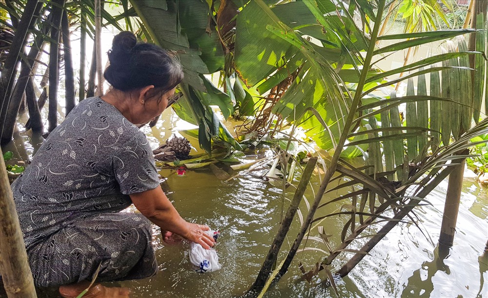 Nước sông vẫn là một trong những nguồn nước chính của nhiều gia đình tại Hậu Giang