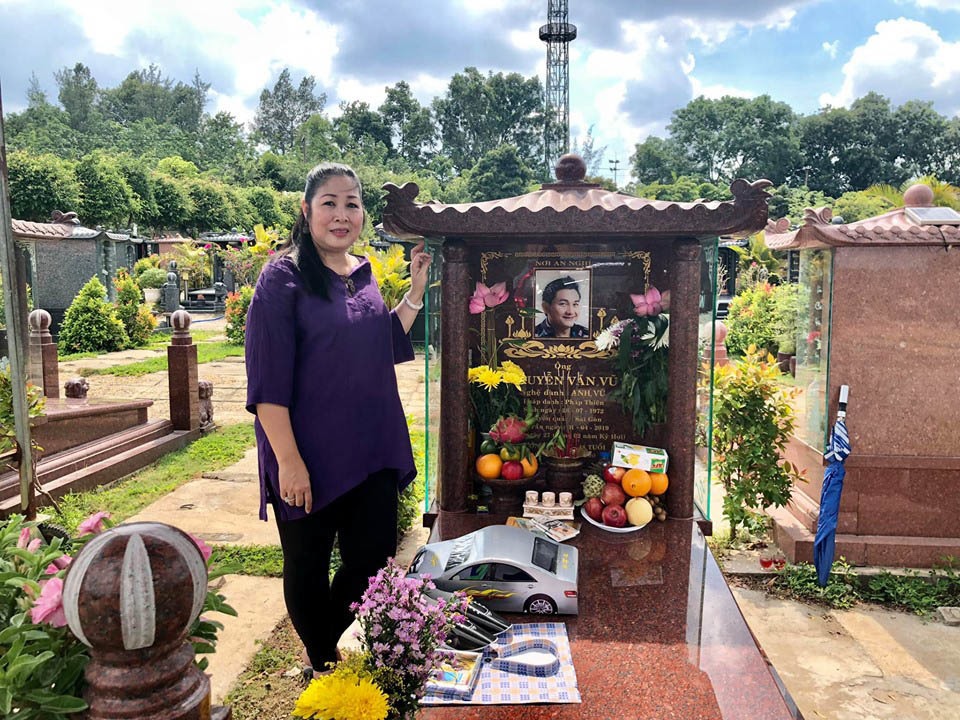 Nghệ sĩ Hồng Vân đến thăm mộ cố nghệ sĩ Anh Vũ.