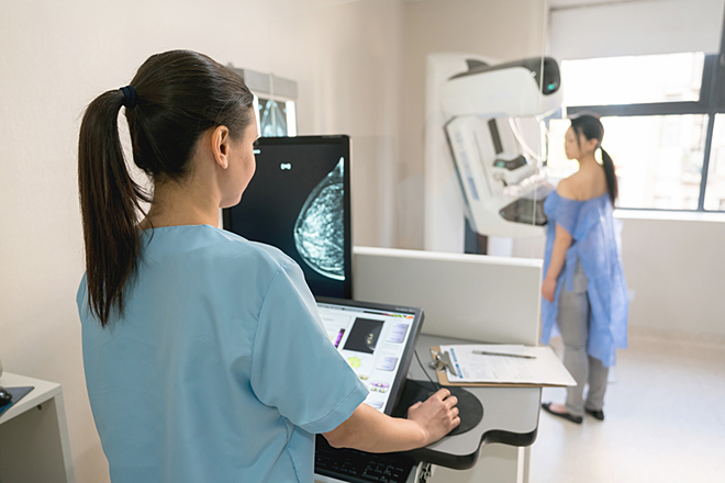 Phụ nữ nên tầm soát sớm ung thư vú giúp giảm nguy cơ mắc và tử vong. Ảnh: Shutterstock.