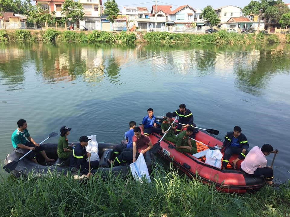 Các đoàn viên thanh niên còn dùng xuống vớt rác ở dưới sông.