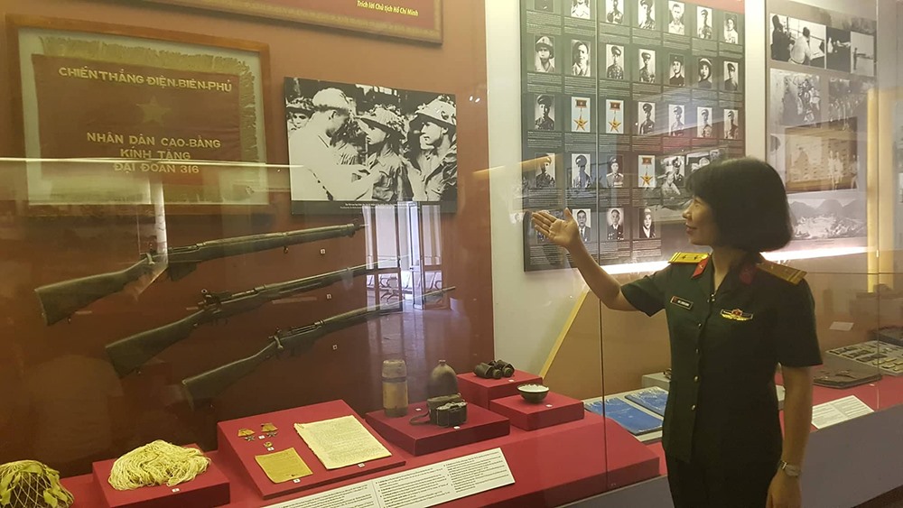 Hình ảnh Chủ tịch Hồ Chí Minh đeo huy hiệu cho các chiến sĩ.