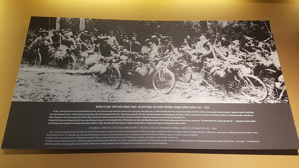 Hình ảnh đoàn xe đạp thồ chở lương thực, vũ khí phục vụ chiến trường trong Đông Xuân 1953-1954.