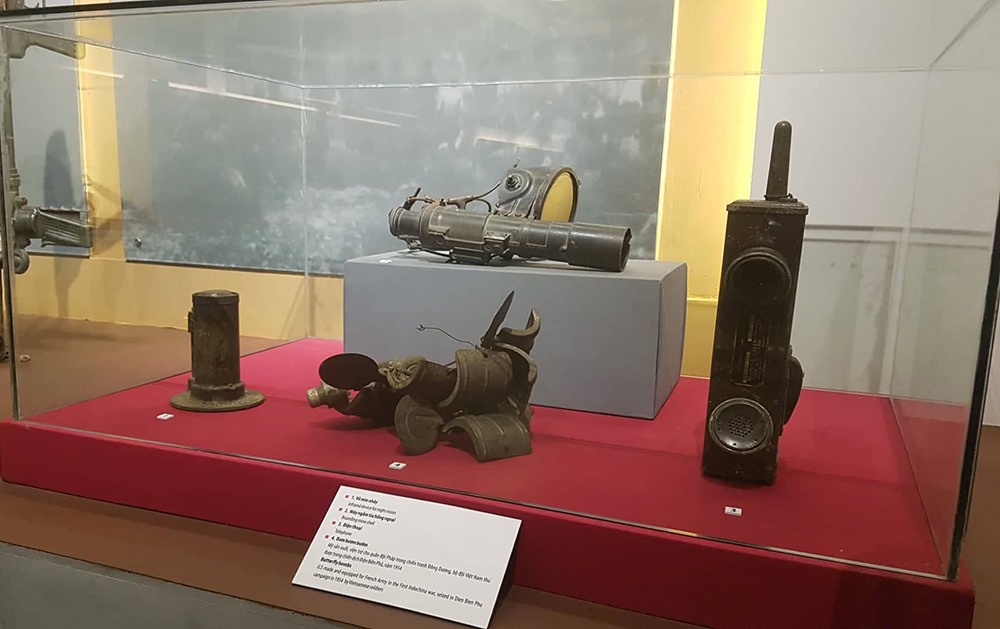 Vỏ mìn nhảy, máy ngắm tia hồng ngoại, điện thoại, bom bươm bướm được trưng bày trong Bảo tàng Lịch sử Quân sự Việt Nam.