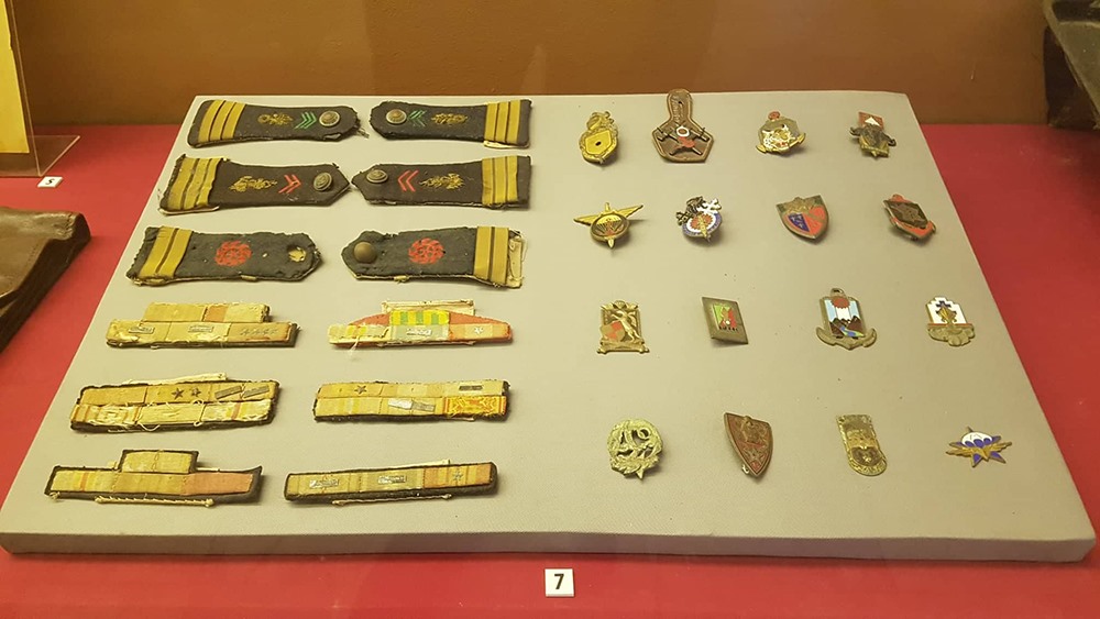 Những cầu vai, phù hiệu, cuống huân huy chương được bộ đội Việt Nam thu được của sĩ quan, binh lính Pháp ở Điện Biên Phủ năm 1954.