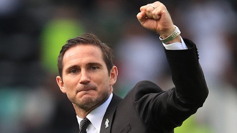 Frank Lampard, cầu thủ bóng đá chuyên nghiệp người Anh. Anh được coi là một huyền thoại mẫu mực của câu lạc bộ bóng đá Chelsea.