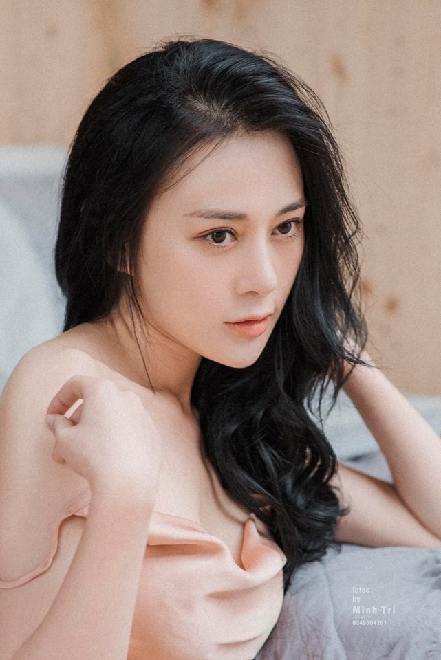 Phương Oanh cũng là một trong số ít diễn viên thừa nhận phẫu thuật thẩm mỹ. Cô không ngại công khai việc sửa mũi, cắt mí,... để gương mặt trở nên hài hoà, xinh đẹp hơn. 