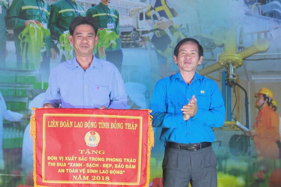 LĐLĐ tỉnh Đồng Tháp tặng Cờ Thi đua cho đơn vị xuất sắc trong phong trào thi đua xanh - sạch - đẹp, bảo đảm ATVSLĐ năm 2018. Ảnh: PV