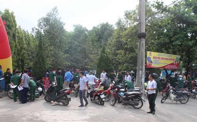 Rất đông công nhân đến chờ để được thay dầu xe máy miễn phí