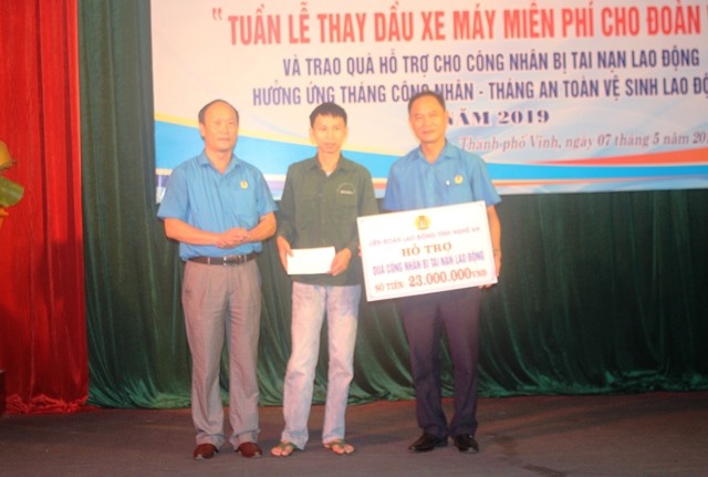 LĐLĐ tỉnh Nghệ An hỗ trợ 23 triệu đồng để trao 39 suất quà cho công nhân bị tai nạn lao động