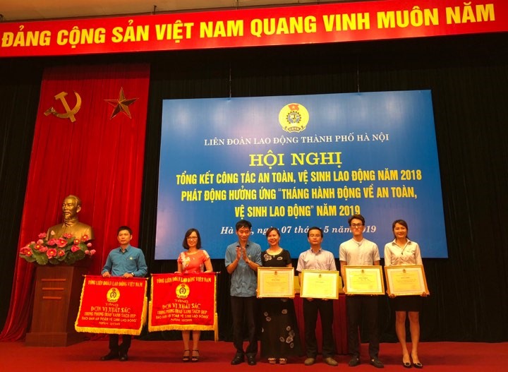 Phó Chủ tịch Tổng LĐLĐVN Trần Văn Thuật trao cờ và bằng khen cho đơn vị