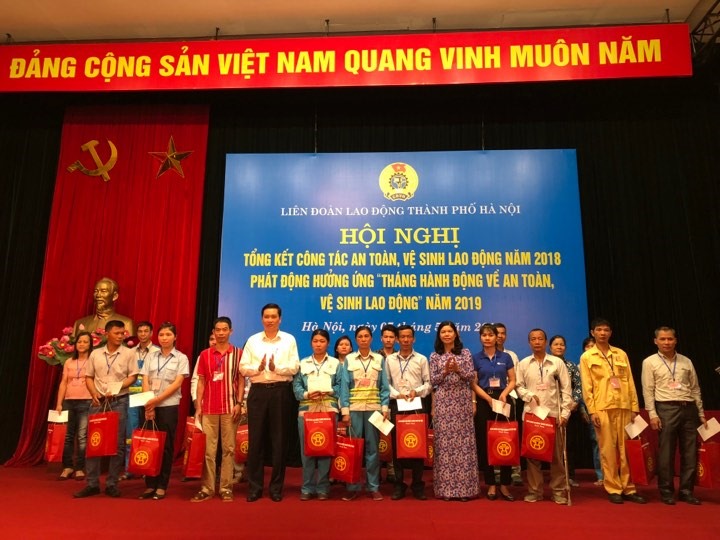 Đại diện TP. Hà Nội trao quà cho 90 công nhân bị tai nạn lao động và bệnh nghề nghiệp.