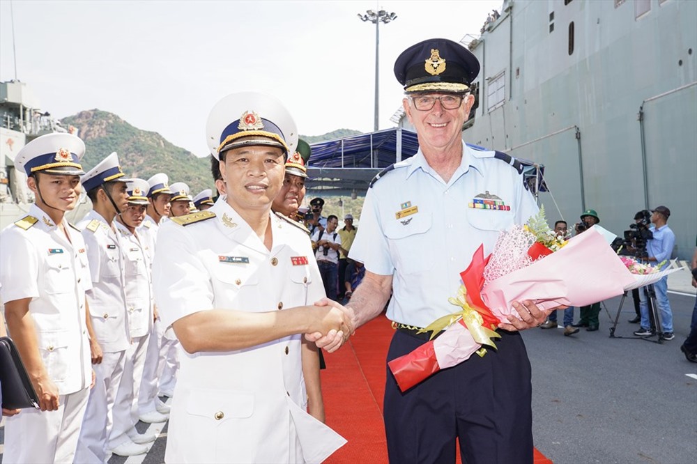  Thượng tá Đỗ Minh - Phó Tư Lệnh Hải Quân Vùng 4 chào mừng Chuẩn tướng Richard Owen, chỉ huy nhóm tác chiến 661 - Nỗ lực Ấn Độ Dương - Thái Bình Dương 2019 cùng tàu Canberra và Newcastle đến Cam Ranh. Ảnh: ĐSQ. 