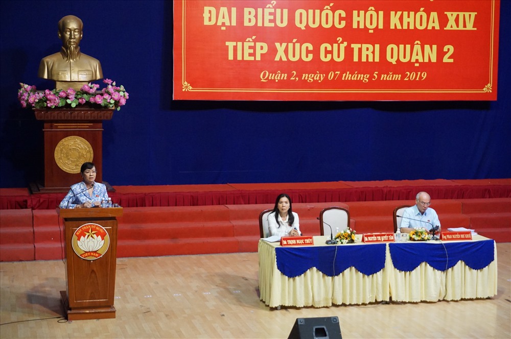 Bà Nguyễn Thị Quyết tâm trả lời cử tri.
