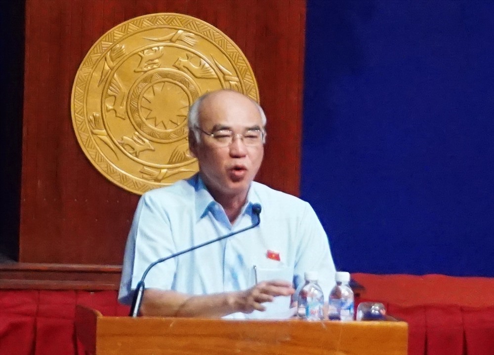 Ông Phan Nguyễn Như Khuê trả lời cử tri.