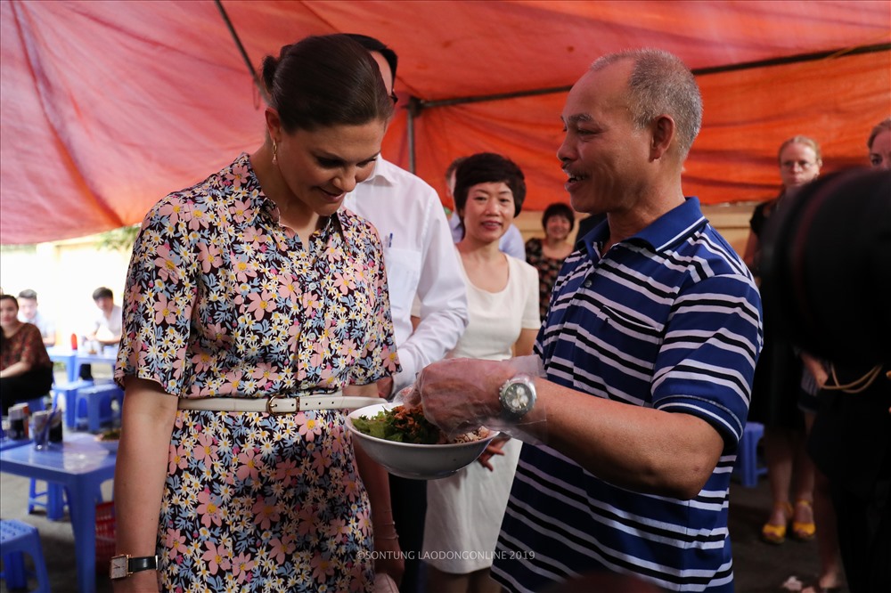 Công chúa kế vị Thụy Điển Victoria Ingrid Alice Desiree và Phu quân đã đến quán bún bò Nam Bộ tại ngõ 35 phố Kim Mã Thượng, phường Cống Vị, quận Ba Đình, Hà Nội. 