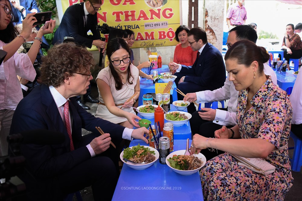 Theo chủ quán, quán ăn này bán gần chục năm qua tại phố Kim Mã Thượng nhưng đã bán tại các khu vực khác từ năm 1992. Quán thu hút rất nhiều thực khách ở Hà Nội, trong đó có rất nhiều thực khách người nước ngoài cũng như cán bộ Đại sứ quán Thụy Điển trước khi Công chúa Victoria đến thưởng thức món ăn này. 