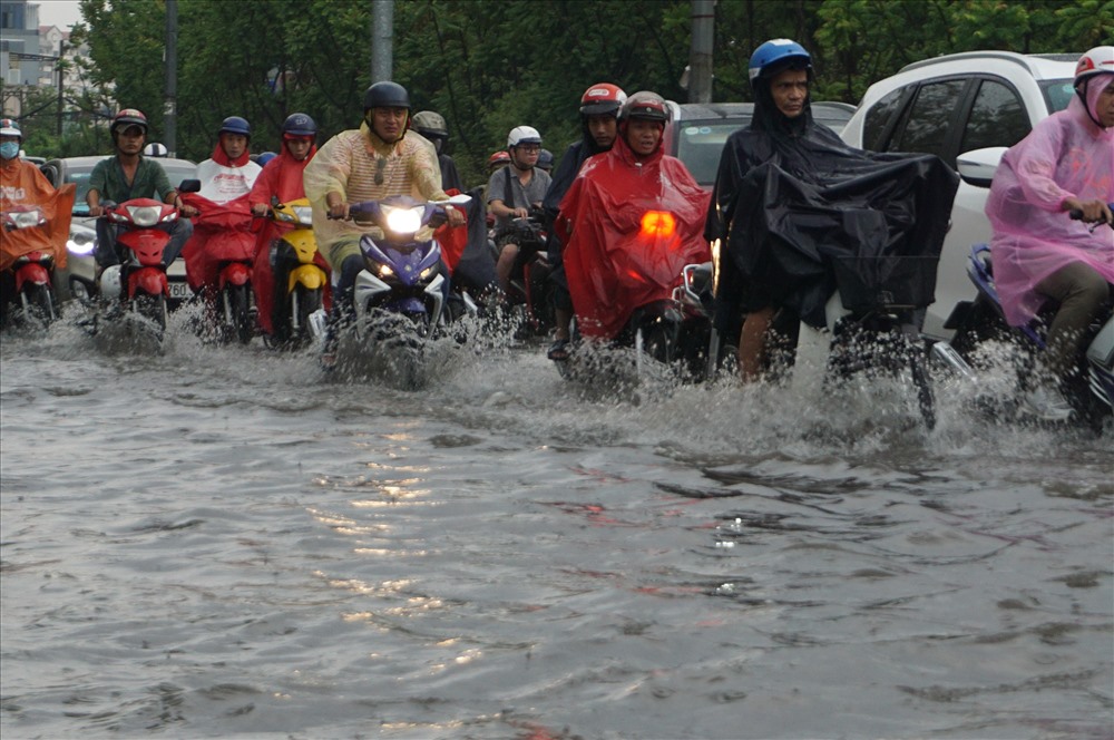 Nước ngập đường Nguyễn Hữu Cảnh khiến giao thông qua lại gặp khó khăn.
