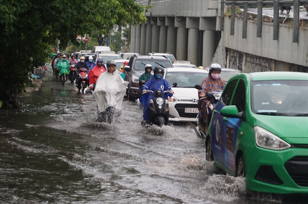 Giao thông ùn ứ đoạn dưới chân cầu vượt Nguyễn Hữu Cảnh do đường ngập nước.