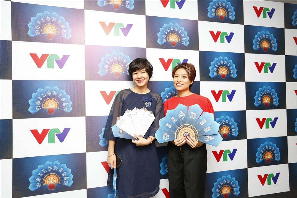 Nhà báo Đặng Diễm Quỳnh và biên đạo múa Trần Ly Ly trong ekip tổ chức chương trình. 