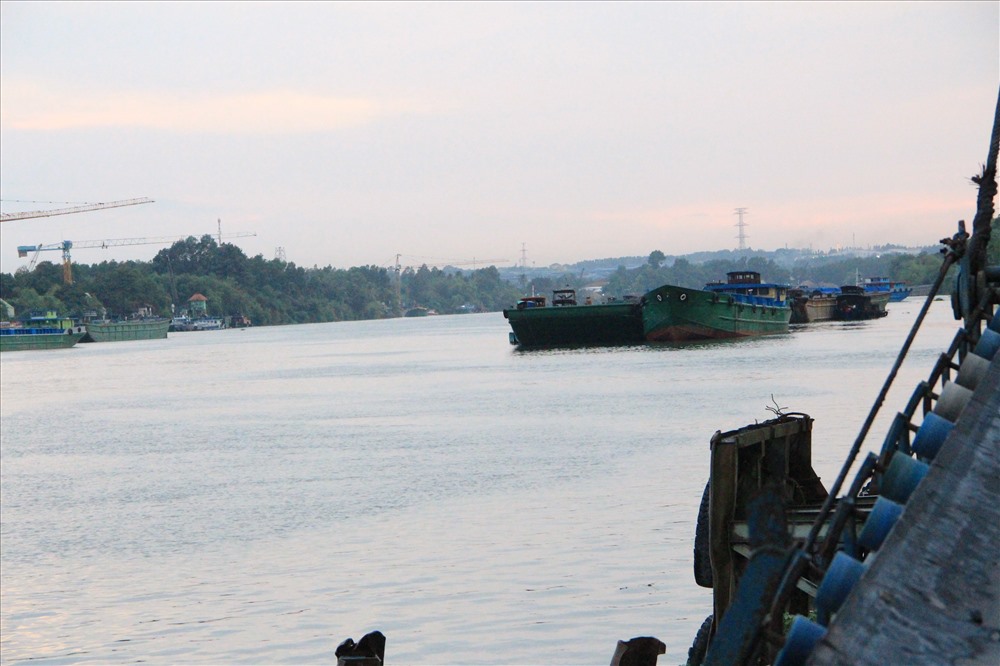 Sông Đồng Nai đoạn qua xã Thường Tân có nhiều tàu thuyền chở vật liệu xây dựng qua lại, sông sâu, nước chảy xiết, nguy hiểm.