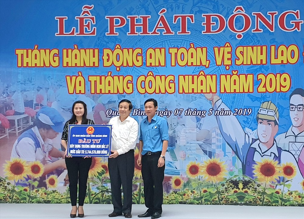 Phó Chủ tịch thường trực UBND tỉnh Quảng Bình Nguyễn Xuân Quang trao hỗ trợ của UBND tỉnh xây dựng trường mầm non. Ảnh: Lê Phi Long