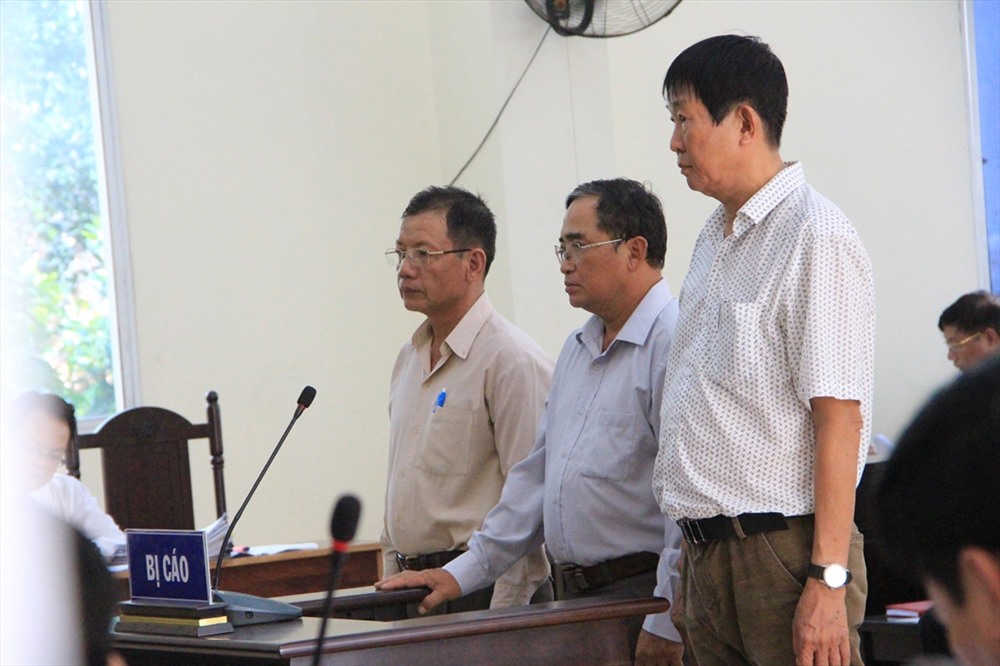 Ông Cao Minh Huệ (ngoài cùng bên phải) cùng đồng phạm tại phiên tòa.