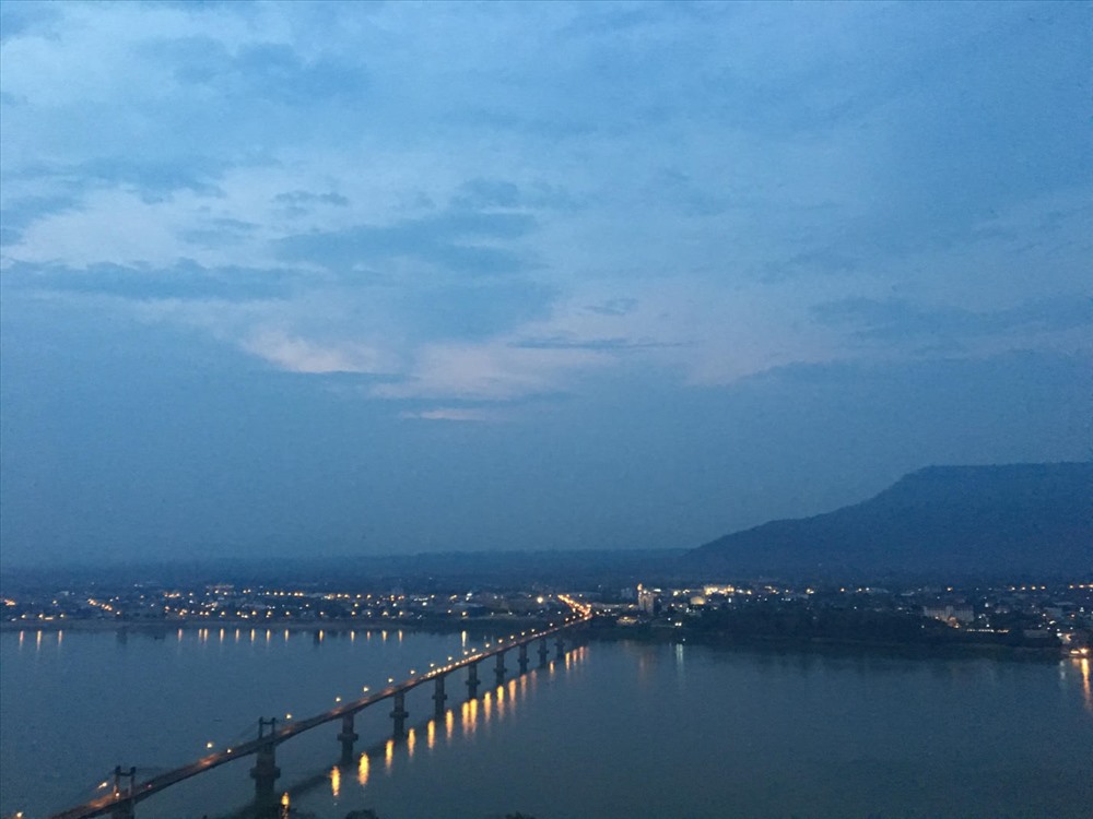 Hoàng hôn trên sông Mê Kông tại thành phố Pakse - thủ phủ của Champasak. Champasak là một trong những tỉnh rộng lớn và đông dân nhất của Lào. Với diện tích khoảng 15.5 ngàn km2 và dân số khoảng 700 ngàn người (chiếm gần 1/10 tổng dân số cả nước).