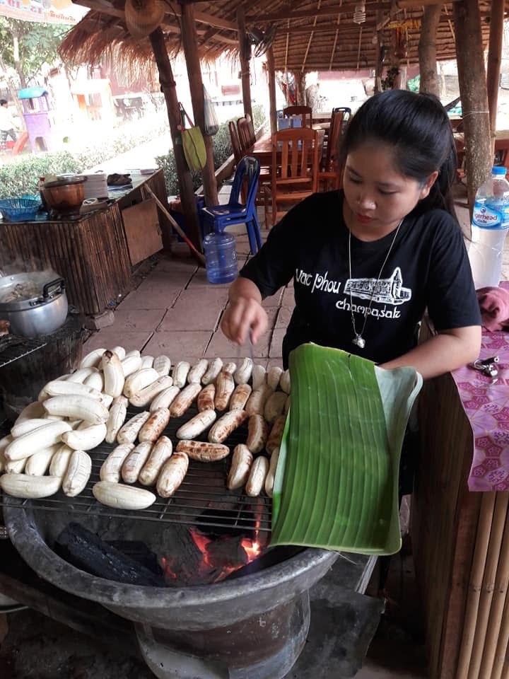 Chuối nướng là món ăn vặt được ưa thích tại Lào