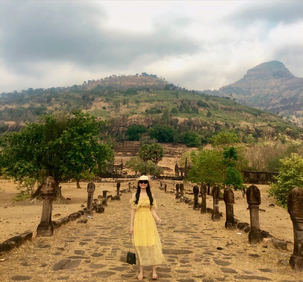 Con đường được lót bằng những tảng đá phẳng dẫn đến chân núi nơi có hai ngôi đền chính nằm đối xứng với nhau. Hai bên là những cột trụ đá hình Linga, biểu tượng của thần Shiva