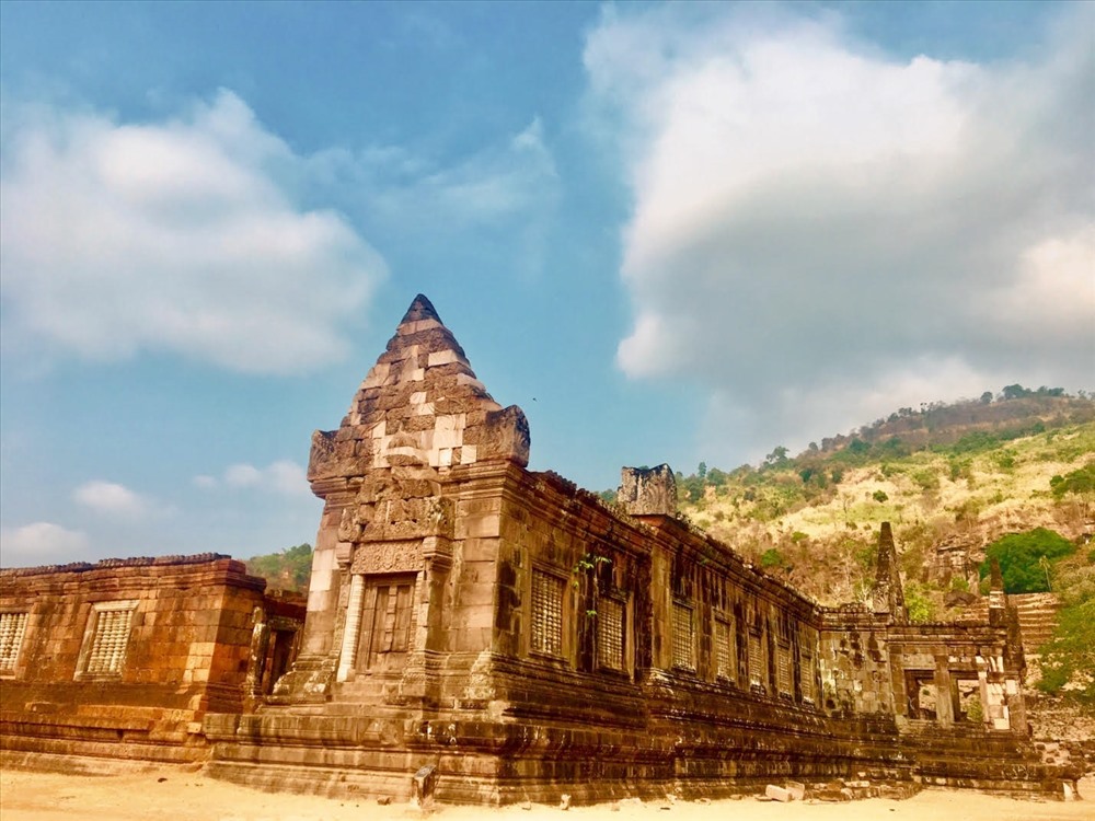 Một trong hai ngôi đền chính đối xứng nhau nằm trong khu trung tâm thuộc quần thể Wat Phou