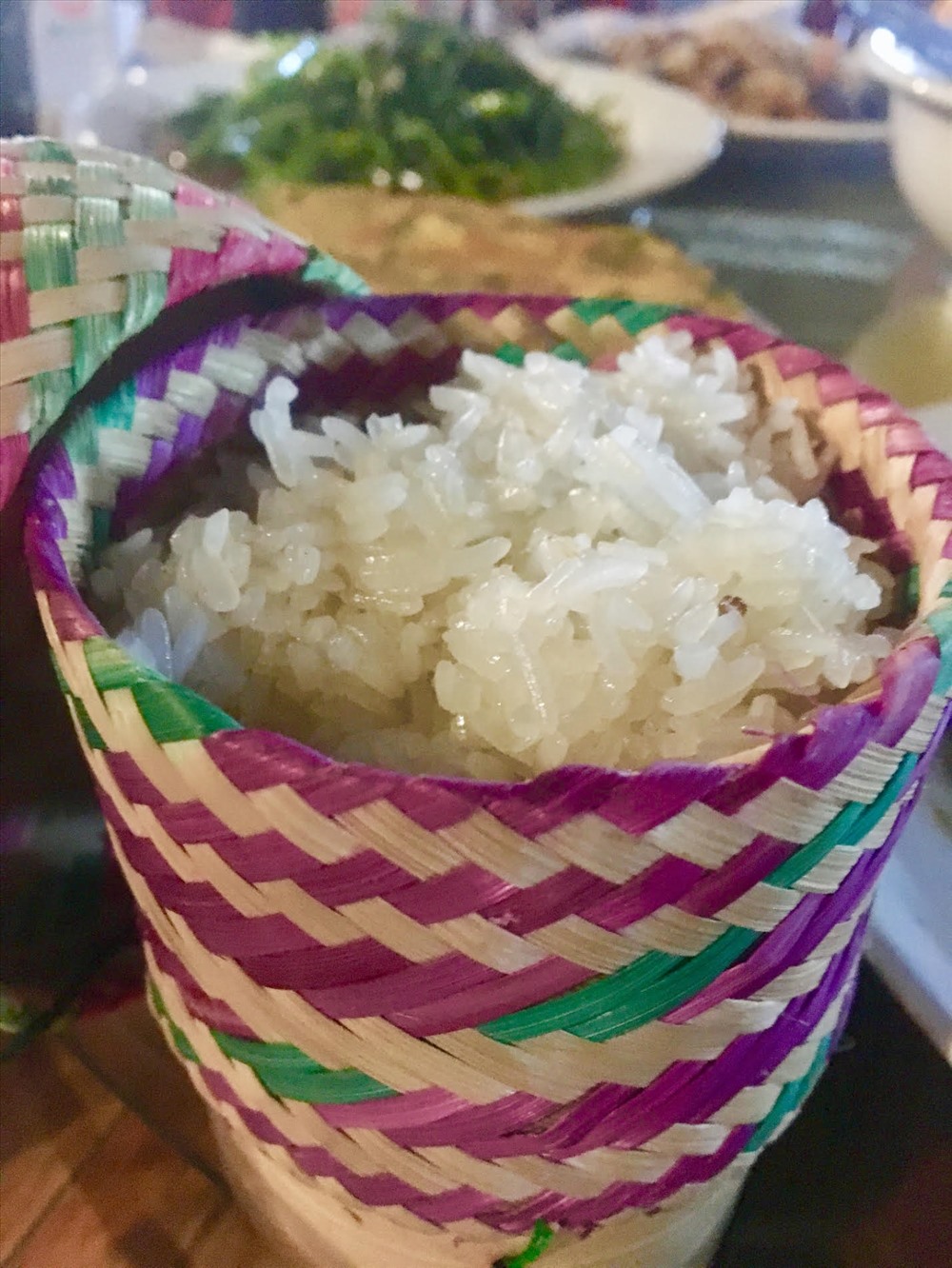 Xôi nếp là món ăn thường ngày của người dân Lào. Người Lào thích ăn cơm nếp hơn cơm tẻ vì no lâu hơn, để có đủ năng lượng làm việc từ sáng tới chiều mà không lo bị đói.