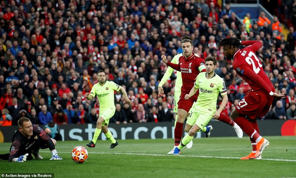 Ở phút thứ 7, từ đường chuyền về hỏng của Jordi Alba, Mane đã tạo cơ hội cho Henderson thoát xuống dứt điểm. Cho dù thủ môn Ter Stegen phản xạ xuất thần, đẩy được cú đá của Henderson nhưng anh không thể làm gì khác khi Origi lao vào sút bồi. 1-0 cho Liverpool. 