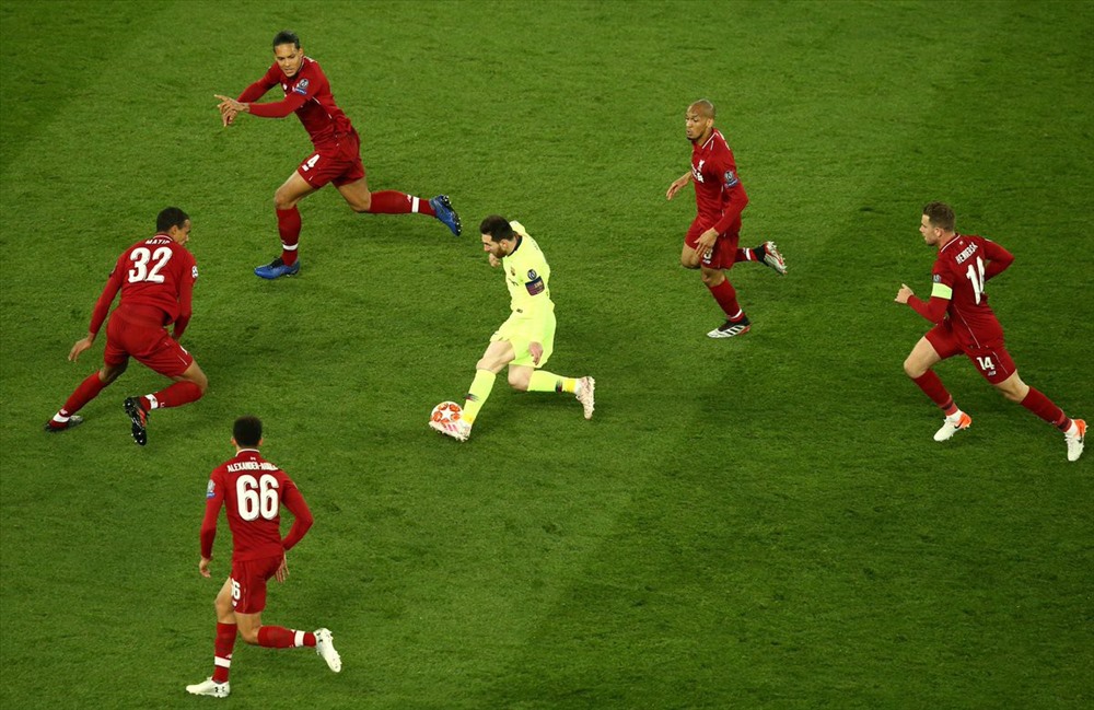 Messi bị bao vây trong vòng vây của các cầu thủ Liverpool