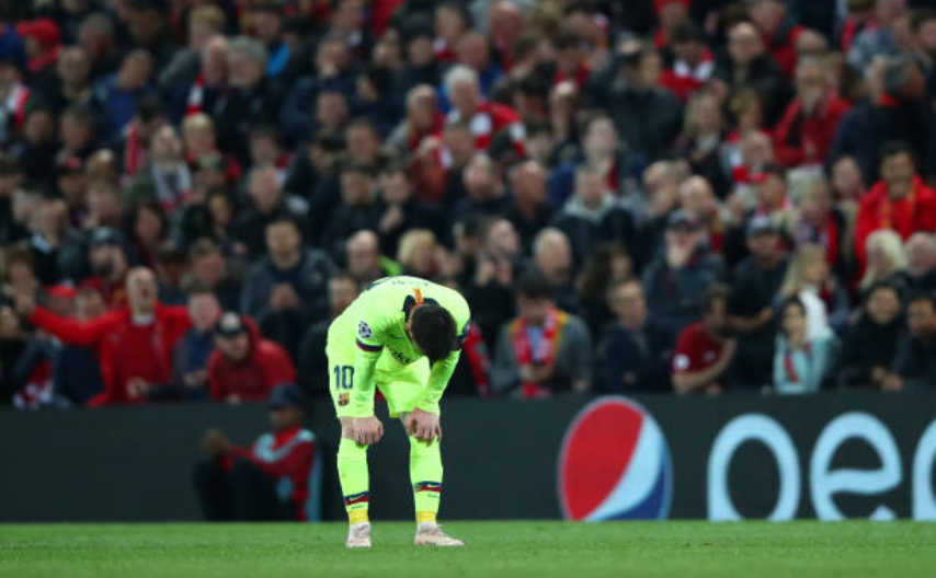 Messi gục đầu thất vọng sau trận thua lịch sử của Barca