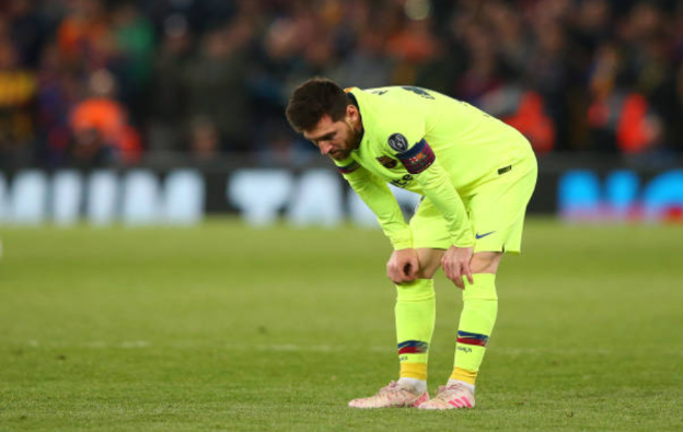 Giây phút Messi chết lặng trên sân.