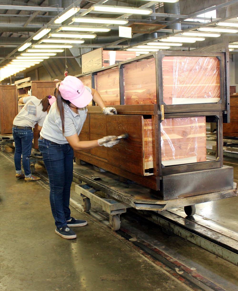 Sản xuất đồ gỗ xuất khẩu ở Bình Dương. Ảnh: C.H