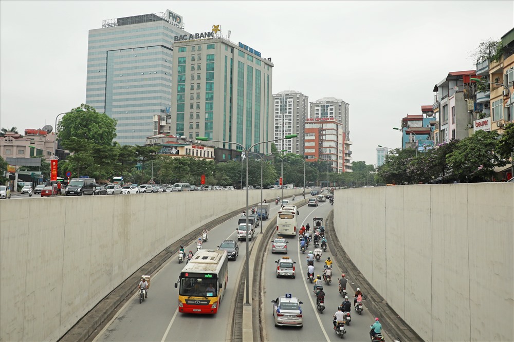 Hầm Kim Liên là hầm chui cơ giới đầu tiên tại Hà Nội, mỗi ngày có một lượng lớn phương tiện di chuyển qua đây.