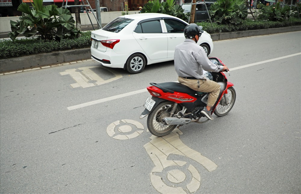 Ngoài ra, các vạch sơn cùng biểu tượng phân làn ô tô - xe máy cũng được ban quản lí cho tô đậm lại để người tham gia giao thông chú ý hơn.