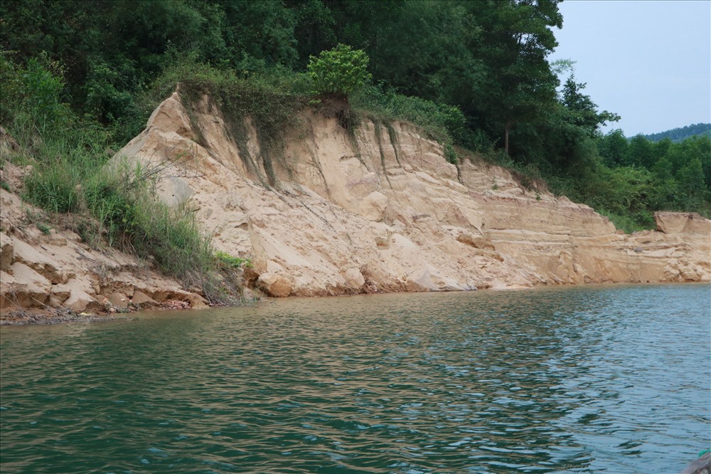 Nhiều khu vực hai bên sông Bồ trong đó có đất canh tác của người dân bị sạt lở nghiêm trọng. Ảnh: PĐ.
