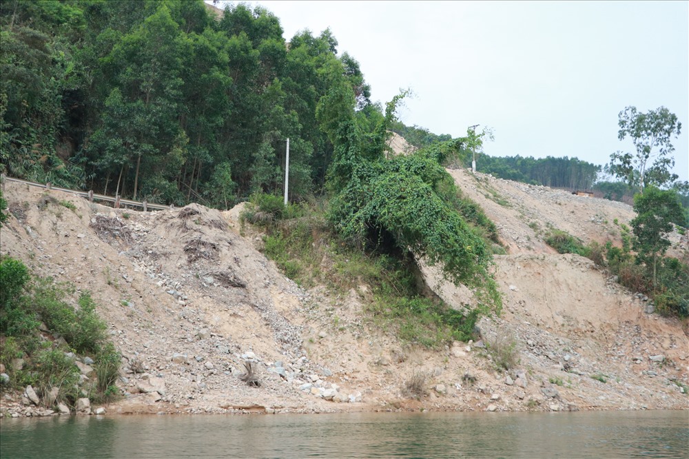 Đoạn đường dẫn lên thủy điện Hương Điền bị sạt lở đến sát mép. Ảnh: PĐ.