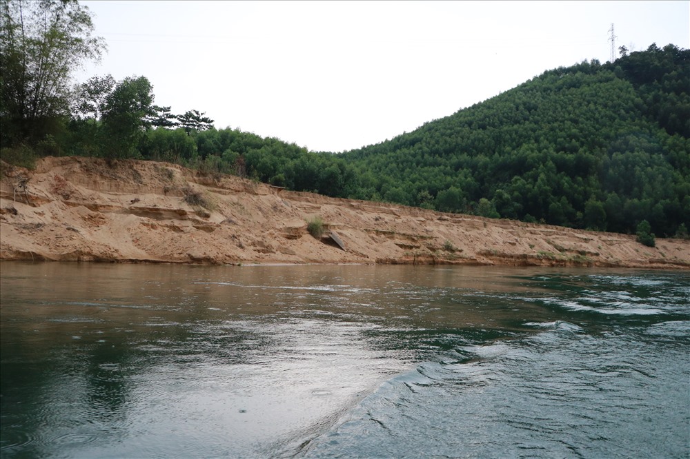 Ông Trần Minh Điện cho biết, đoạn bờ này trước kia rất rộng, bây giờ đã bị sông “nuốt chửng” khoảng 30m ngang. Ảnh: PĐ.