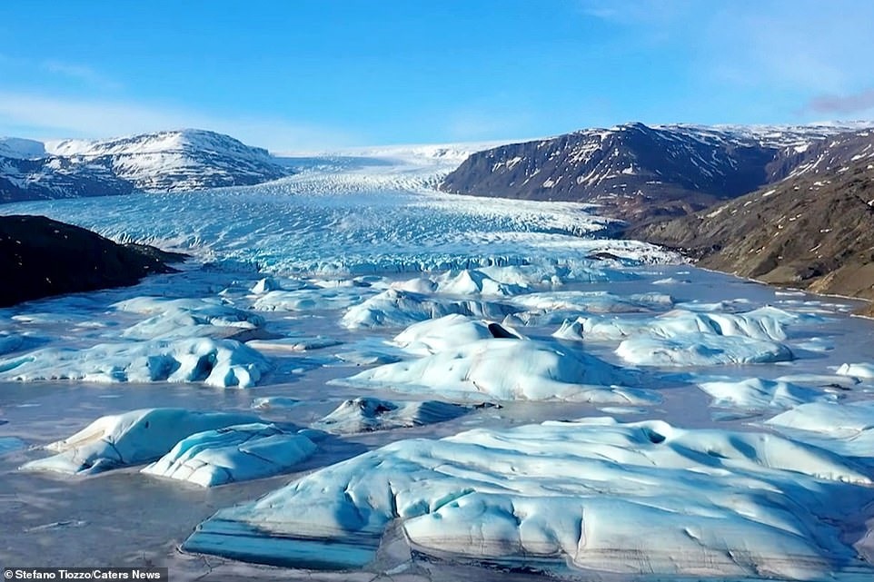 Vatnajokull là sông băng lớn nhất đảo quốc Iceland.