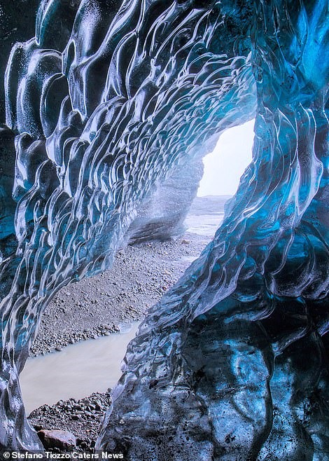 Vatnajokull là sông băng lớn nhất ở châu Âu và lớn thứ ba thế giới.