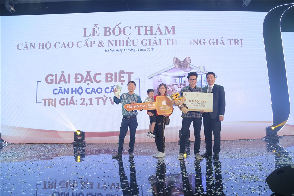 Anh Trần Quang Dũng (phường Phúc Tân, Hoàn Kiếm, Hà Nội) may mắn trúng thưởng 01 căn hộ tại Sky B tầng 12A giá trị hơn 2,2 tỉ đồng.. Ảnh: MIK 