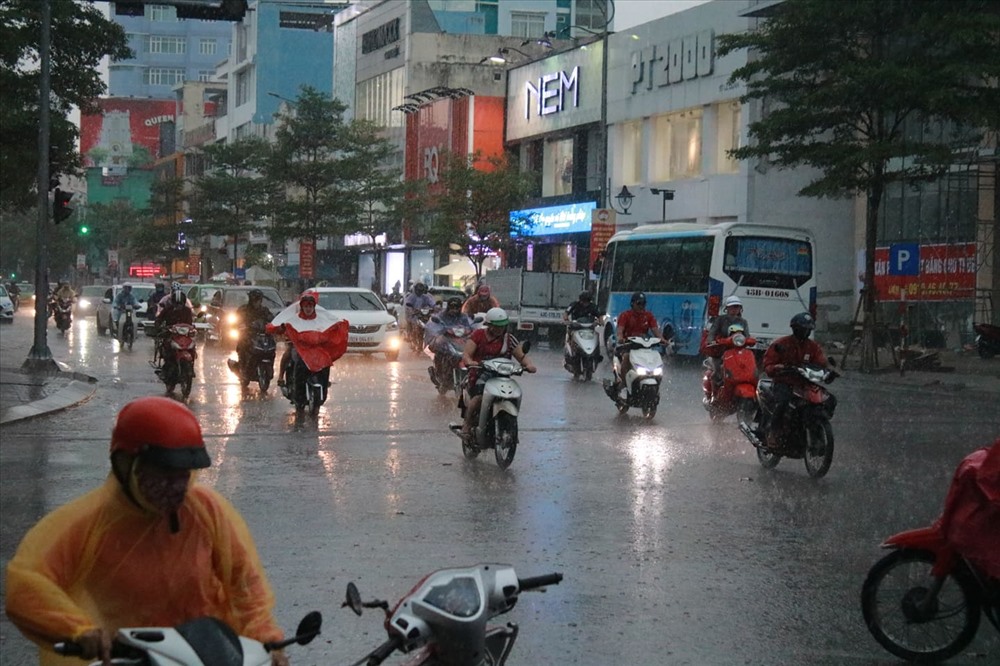 Tại TP.Đà Nẵng, cơn mưa đổ xuống đúng thời điểm tan tầm khiến nhiều người không kịp “trở tay” nên đã tắm dưới “cơn mưa vàng“. Ảnh:  Thùy Trang