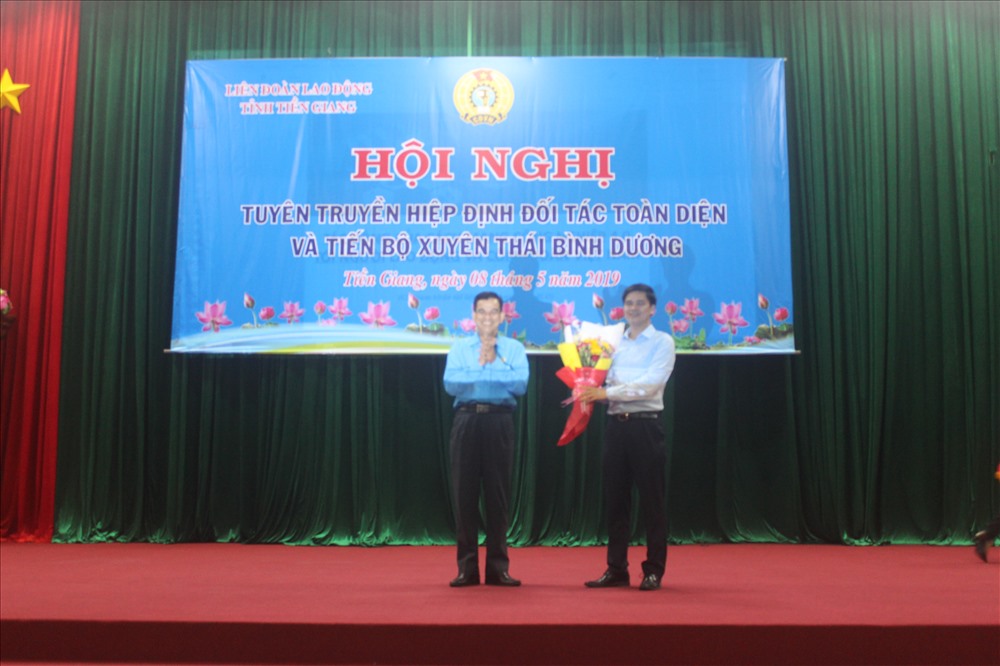 Lãnh đạo LĐLĐ tỉnh Tiền Giang tặng hoa cảm ơn diễn giả.