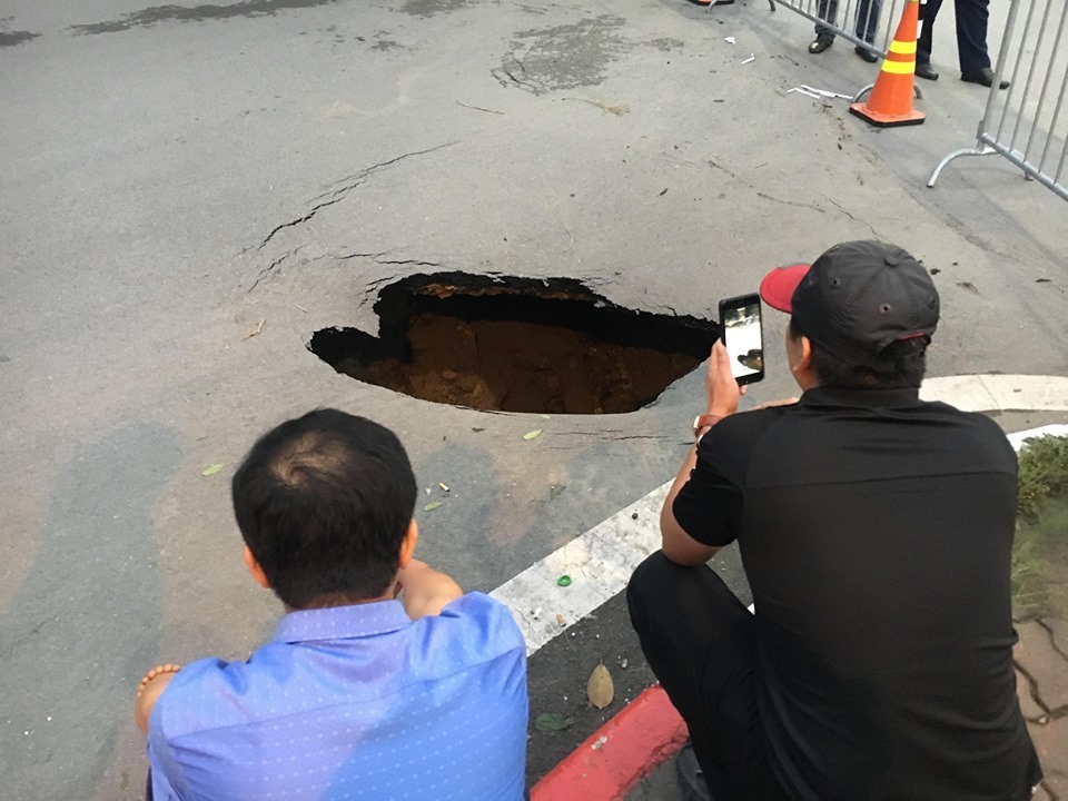 Theo ghi nhận của phóng viên báo Lao Động, hố sâu khoảng 1.5 mét, rộng gần một mét; xung quanh mặt đường xuất hiện nhiều vết nứt.  