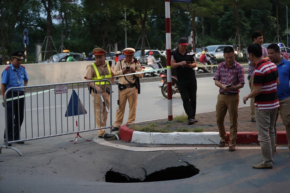 Khoảng 16h15 chiều 8.5, người dân bất ngờ phát hiện một hố sụt lún tại ngã ba Đại Cổ Việt – Trần Đại Nghĩa (Hà Nội).