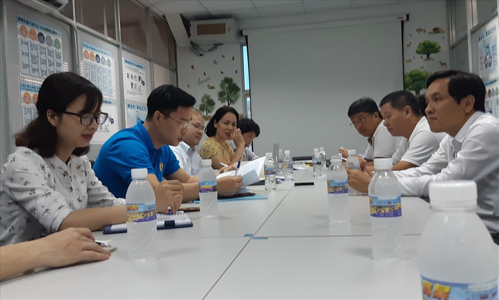 Đoàn kiểm tra việc điều chỉnh mức giá bán lẻ điện bình quân tại Công ty Pou Chen Việt Nam.